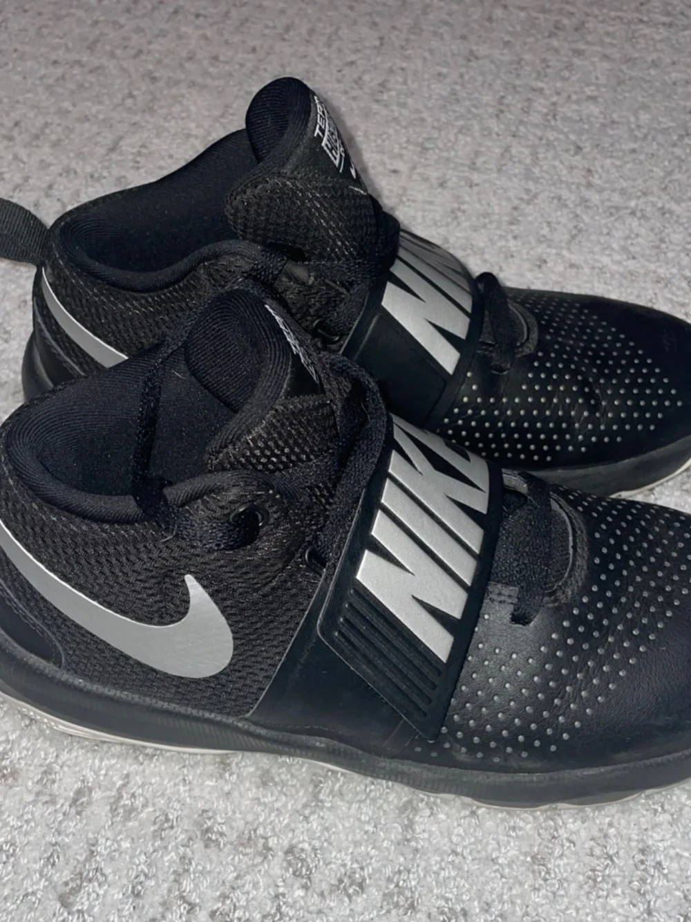 Nike Team Hustle D 8 (GS) Shoes Youth Size 6Y Black Strap Basketball 881941-001